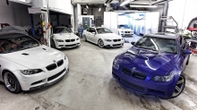 Четыре белых BMW 3 series против одного синего